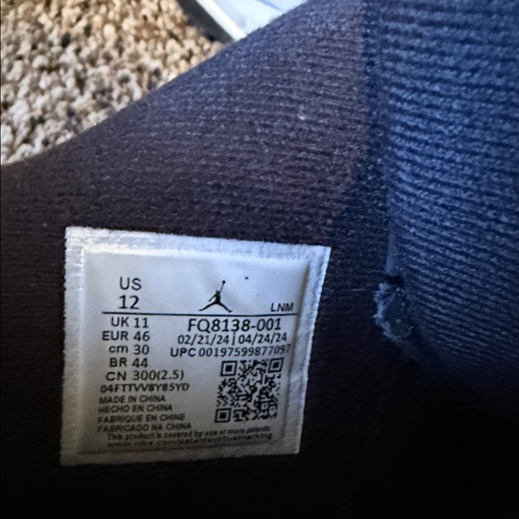 Jordan Men's Navy and White Sneakers - Picture 3 of 4